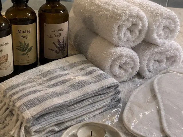 Tatlı badem ve lavanta yağı, havlular, peştemal ve mum — Sarıgöl, Masaj Salonun